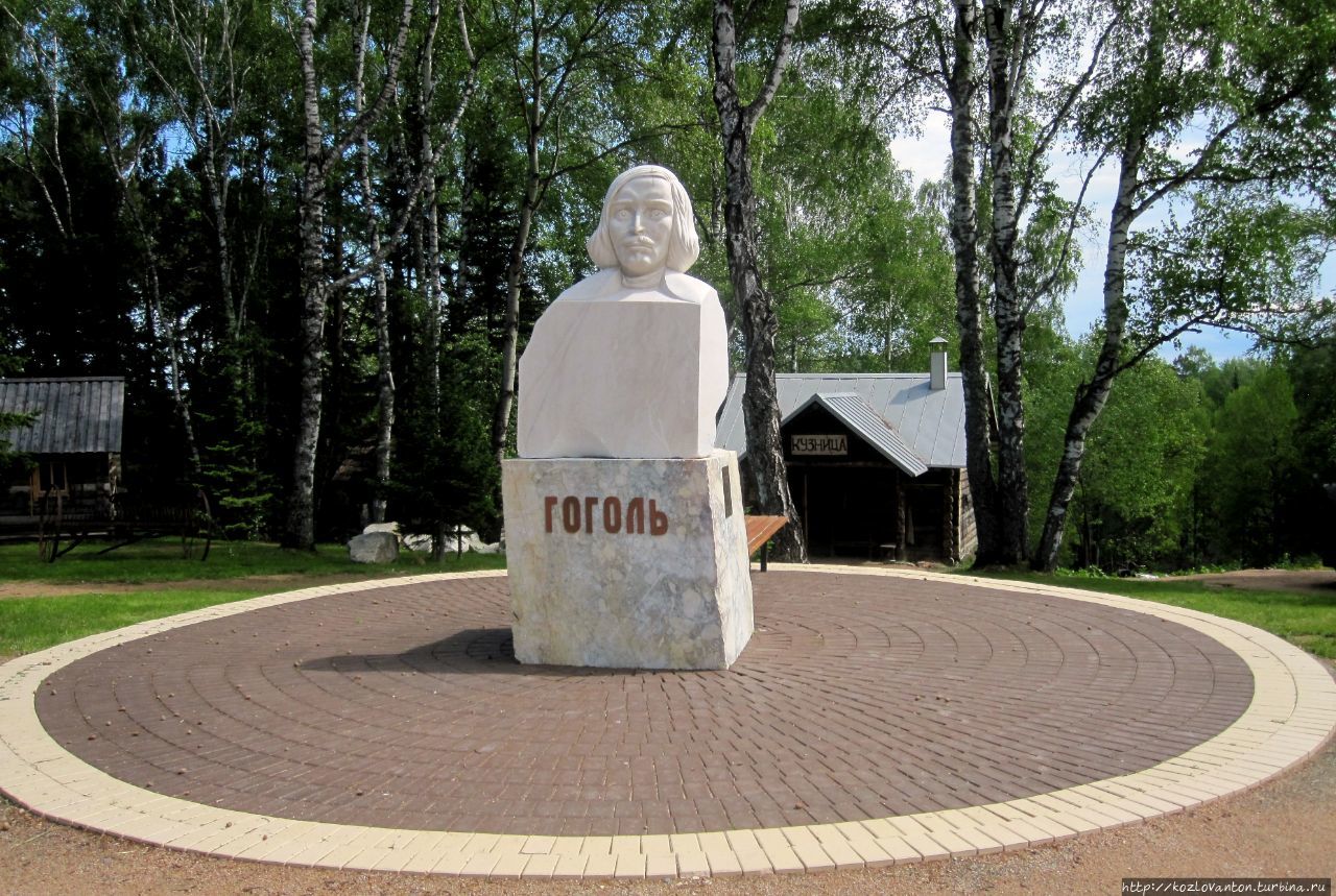 В центре установлен памятник великому писателю. Белокуриха, Россия