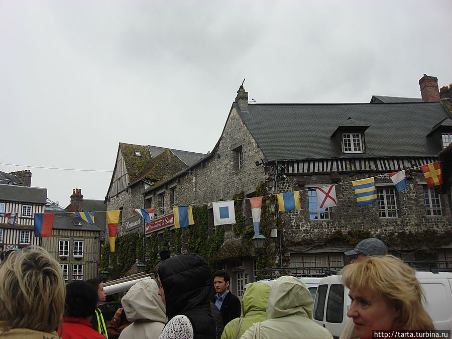 На площади возле церкви