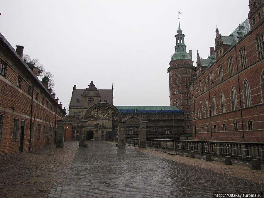 Мы приехали раньше, чем открывается музей, но не пожалели, так как у нас появилось время осмотреться. Ворота внешнего двора: через них  можно попасть в дворцовый парк.