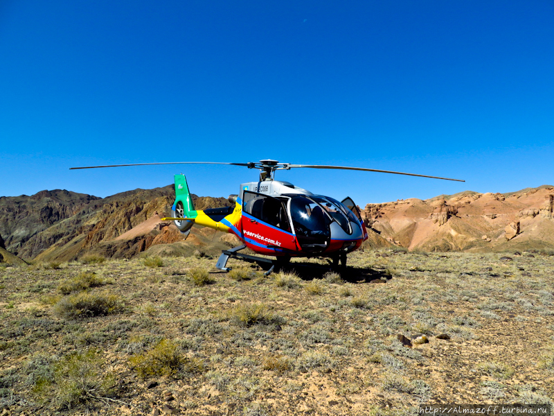 На вертолете на Кольсай и Чарын Кольсайские Озера Национальный Парк, Казахстан
