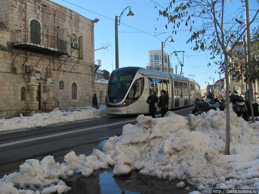 Для трамвая — чистый путь, а люди и по сугробчикам полазят. Иерусалим, Израиль