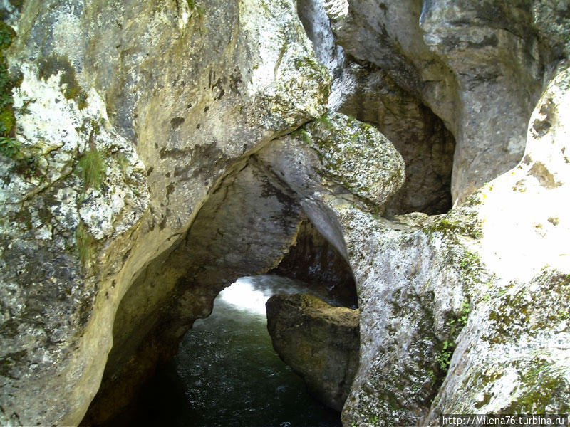 Природный вход в пещеру Горло дьявола Пампорово, Болгария