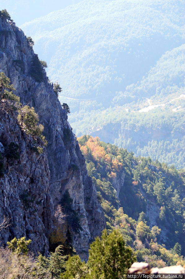 Горное плато круто обрывается вниз. Алания, Турция