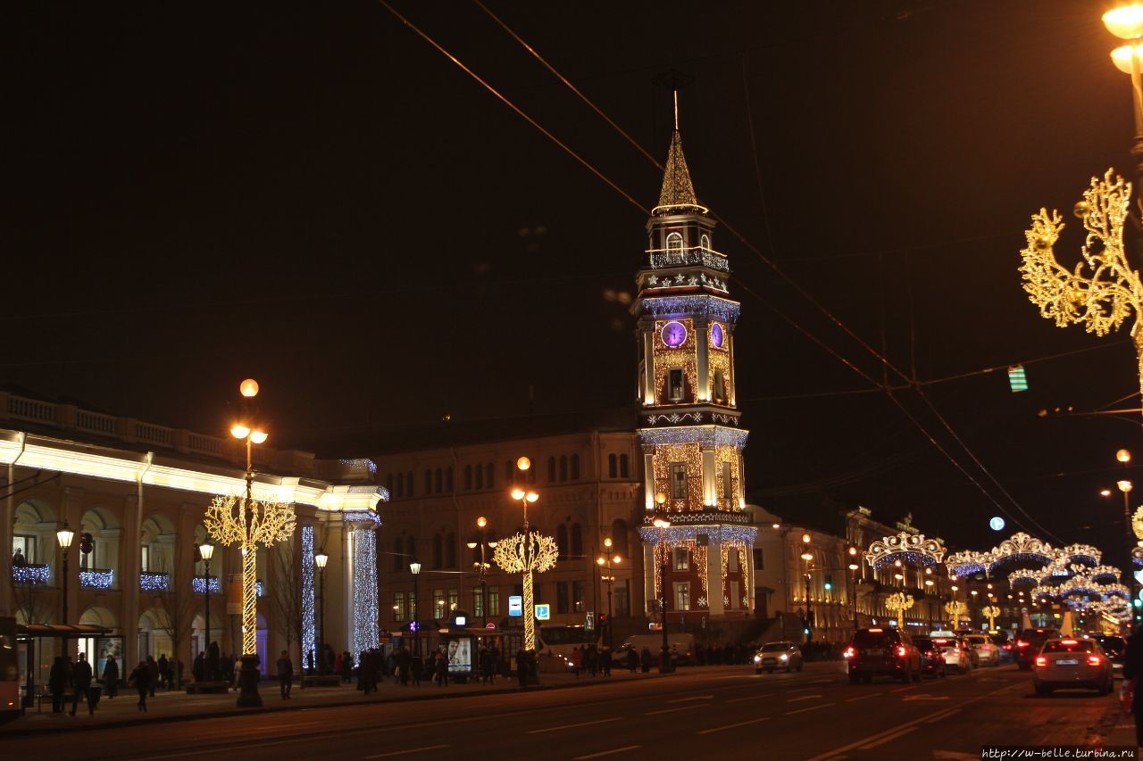 Невский в районе Гостиного двора с видом на башню. Санкт-Петербург, Россия