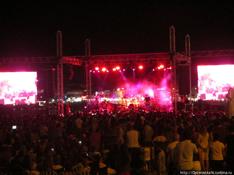 На концерте рок-группы Mor ve Ötesi в Дидиме Дидим, Турция