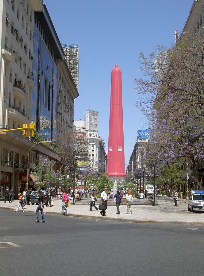 Обелиск, наряженный в презерватив :) Буэнос-Айрес, Аргентина
