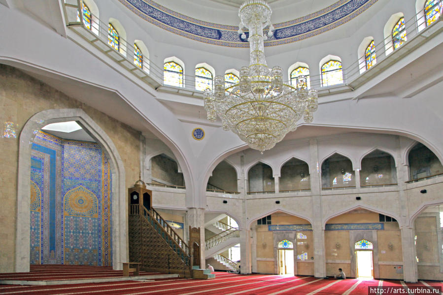 Экстерьер и интерьер Центральной мечети Алматы Алматы, Казахстан