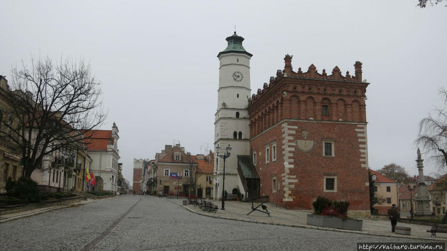 Ратуша в ненастный осенний день уже не так хороша Сандомир, Польша