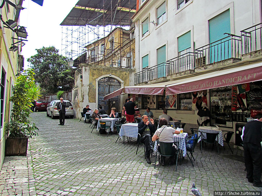 возле входа в крепость все цивильно