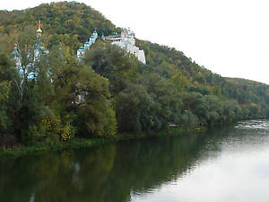 Туман ушел.Общий вид на Лавру с восточной стороны. В центре кадра выделяется знаменитая  Кирилло-Мефодиевская  лестница, ведущая к храму Св. Николая (XVIIв.) и часовне Св. Андрея Первозванного (верхний павильон паломников, сер.XIX в.)