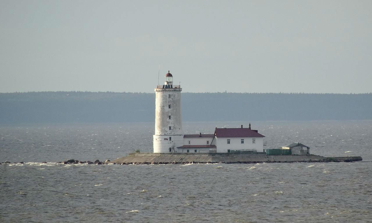 Маяк Толбухин на острове Толбухин / Tolbukhin island and lighthouse