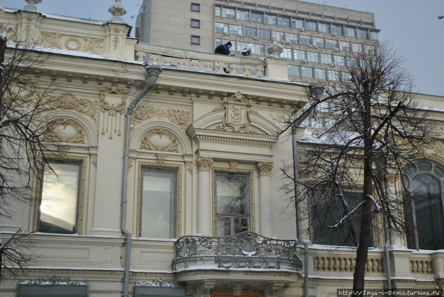 Над балконом инициалы ЗУ — Зинаида Ушкова Казань, Россия