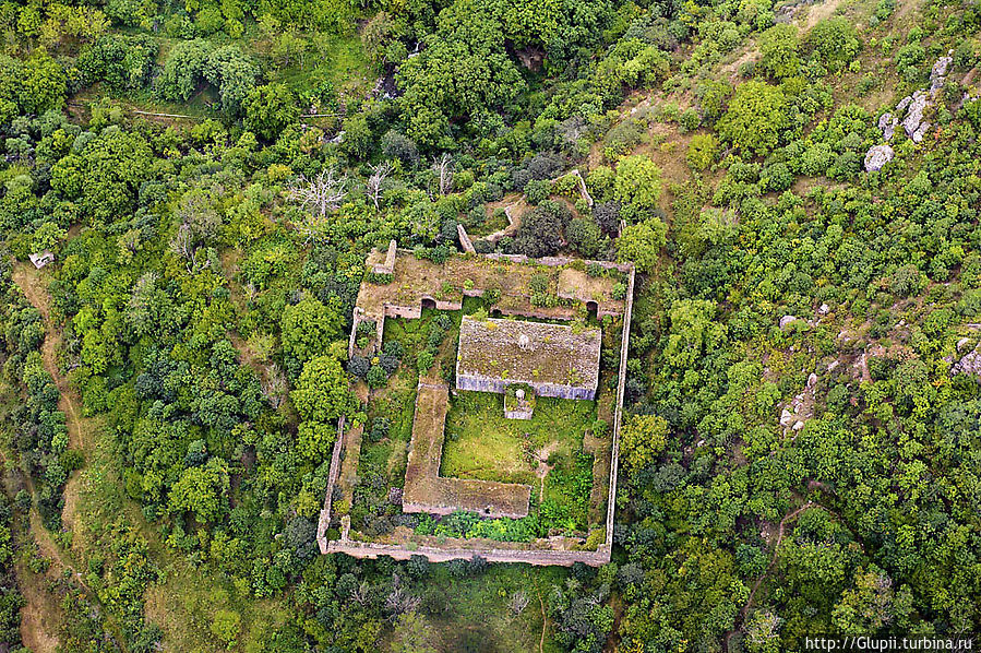 Неподалеку от старого селения Алидзор, на правом берегу реки, сохранились руины приюта отшельников Харанц, или Большой пустыни Сюника . В 1608-13гг. ее основала группа монахов под предводительством епископа Саргиса и священника Киракоса Трапизонского. Страшное землетрясение 1658г. вынудило отшельников покинуть обитель и построить новую, в нескольких километрах от Харанца — монастырский комплекс Татеви Мец Анапат, или Большую Татевскую пустынь. Обитель была основана в 1660г. настоятелем разрушенного Харанца — отцом Аристакесом, усыпальница которого сохранилась у северной стены храма. Во дворе Татеви Мец Анапат сохранился овальный хачкар из Харанца. В 1663г. в обители была сооружена трехнефная базилика Сурб Аствацацин (Св. Богородицы), к которой в 1743г. был пристроен притвор. Квадратная в плане монастырская стена была возведена в середине XVIIIв. В ней разместились монашеские кельи, просторная трапезная, кухня с большим очагом и арочными нишами. Татеви Мец Анапат видна из окон кабины на третьем, самом протяженном, участке канатной дороги «Крылья Татева». В пустынь можно спуститься по крутому серпантину из Татевского монастыря.