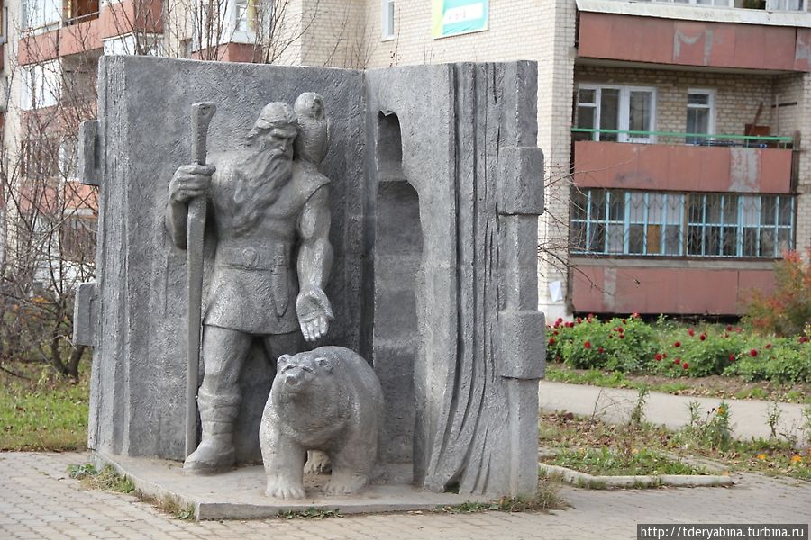 Памятник герою-основателю Кудым-Ошу, открыт в 2007 году. Посох — символ вождя, сова — мудрости, медведь — олицетворение силы. Медведь, по коми-пермяцки — Ош. Кудымкар, Россия