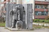 Памятник герою-основателю Кудым-Ошу, открыт в 2007 году. Посох — символ вождя, сова — мудрости, медведь — олицетворение силы. Медведь, по коми-пермяцки — Ош.