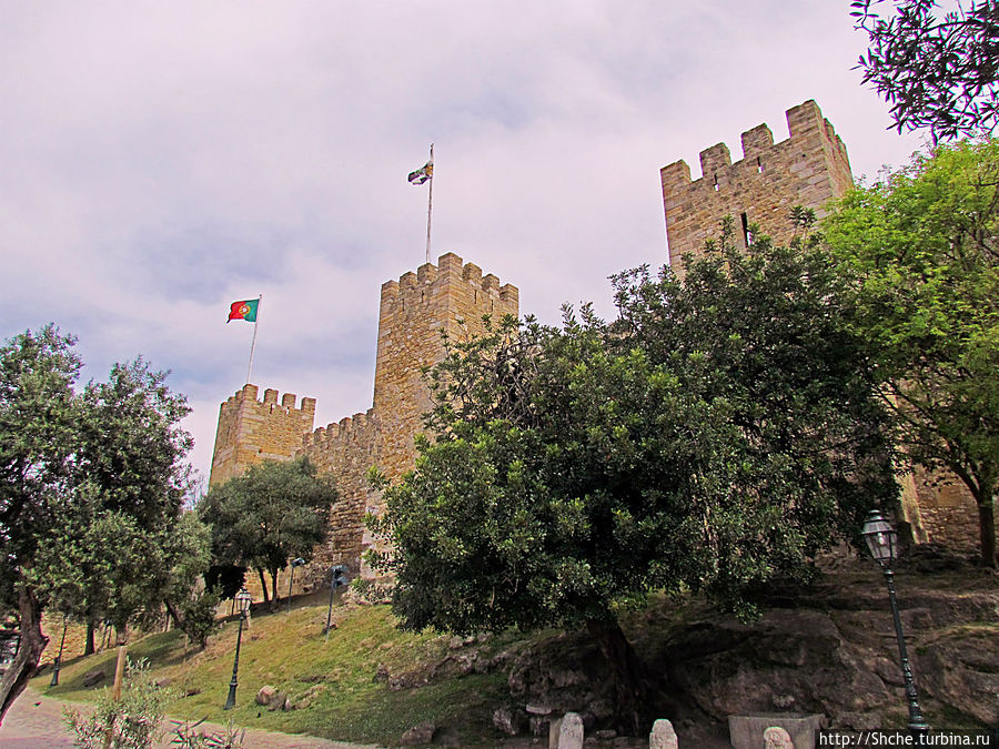 Так, гуляя вдоль крепостных стен цитадели, непременно выходим к стенам замка-крепости Лиссабон, Португалия