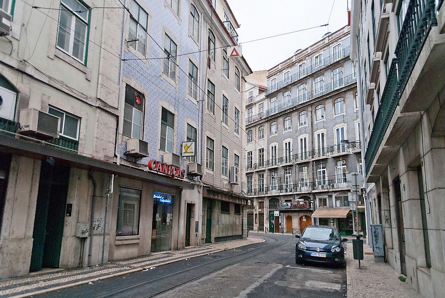 Очевидно, в Лиссабоне нет правил запрещающих уродовать фасады кондиционерами и проводами. Лиссабон, Португалия