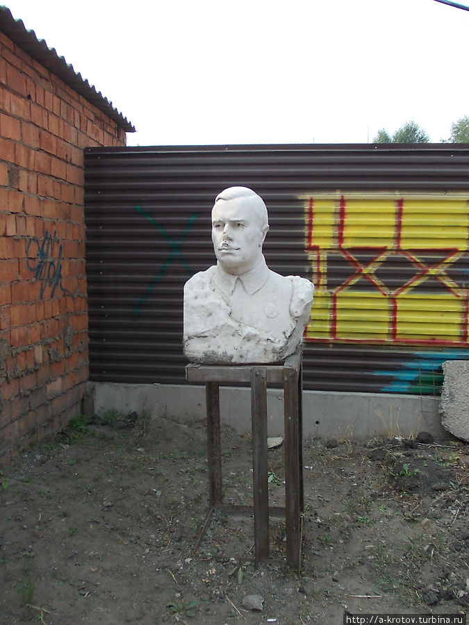 памятник непонятно кому во дворе дома Ачинск, Россия