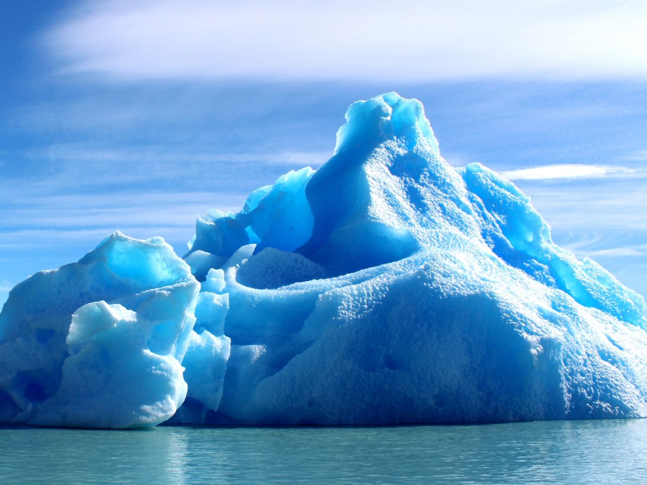 Самое голубое. Ледник Упсала. Южная Америка айсберги. Ушуайя розовый Айсберг. Айсберг Кринжа.
