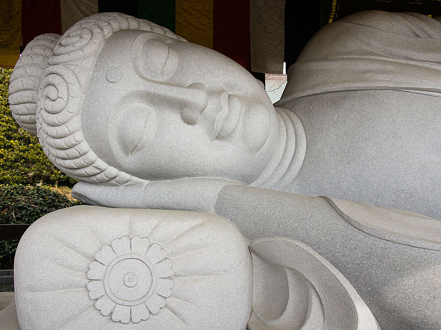 Будда новенький, совершенно недавно выточенный, но лежит красиво. Утико, Япония