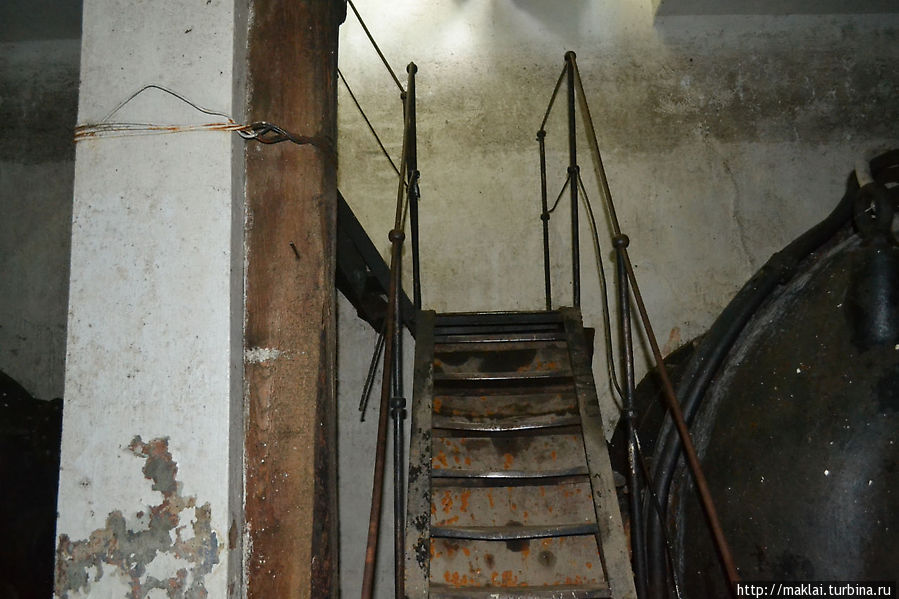 Железная лестница, ведущая в чрево станции, — турбинное помещение. Чемал, Россия