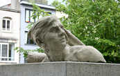 Голова, выполненная по эскизу Родена, возле Королевского музея изящных искусств