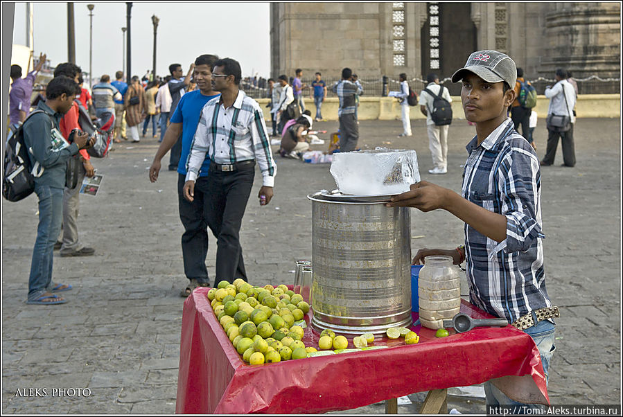 Этот кадр уже был в части про Ворота Индии. Там людное место и торговля лимонадом идет бойко...
* Мумбаи, Индия