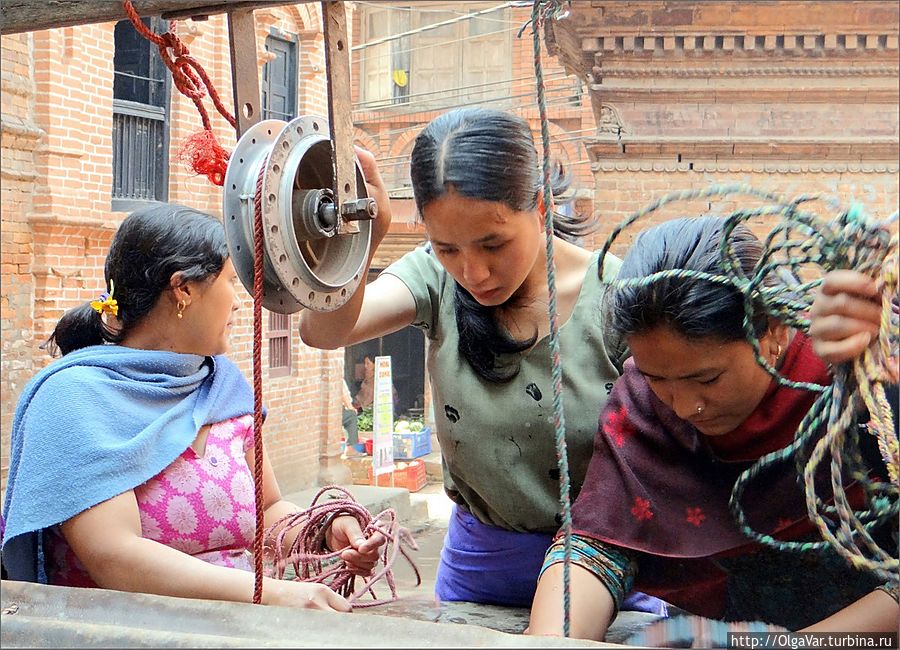 Крутящаяся бабина, облегчающая спуск и подъем ведра, всего одна. Поэтому каждая женщина на всякий случай прихватывает с собой длинную веревку Бхактапур, Непал