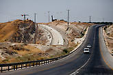 В Израиле все иначе, это заметно по границе в разрезе. Вспаханная полоса, дополнительная дорога для военных и четыре линии заборов. Датчики движения, напряжение, все дела...