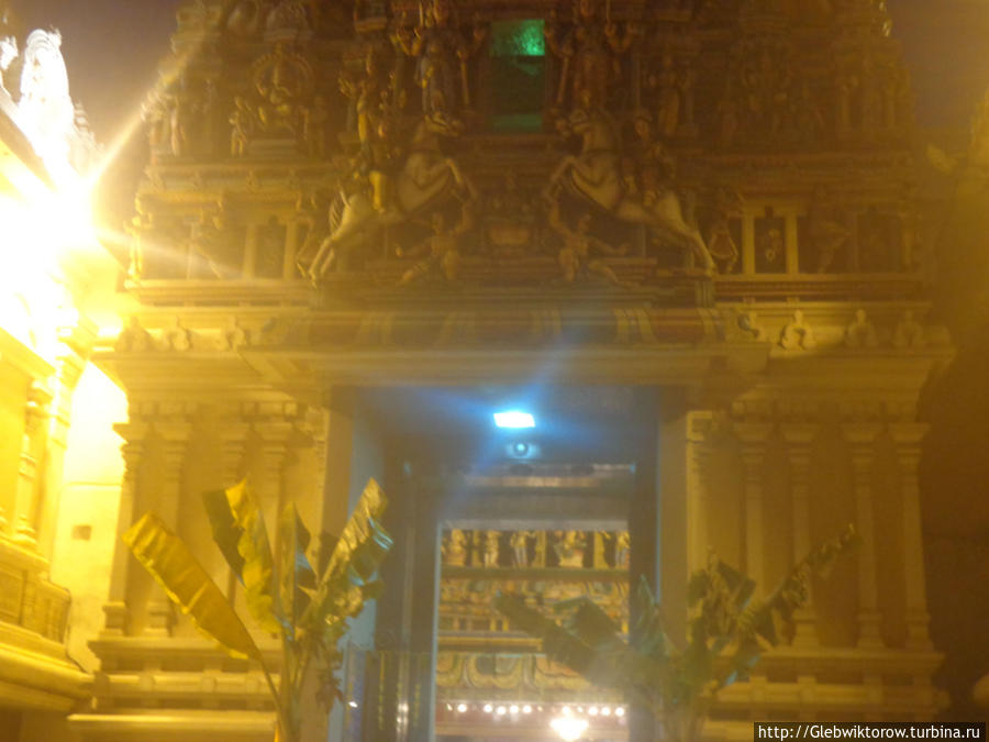 Вечерняя служба в храме Sri Maha Mariamman Куала-Лумпур, Малайзия