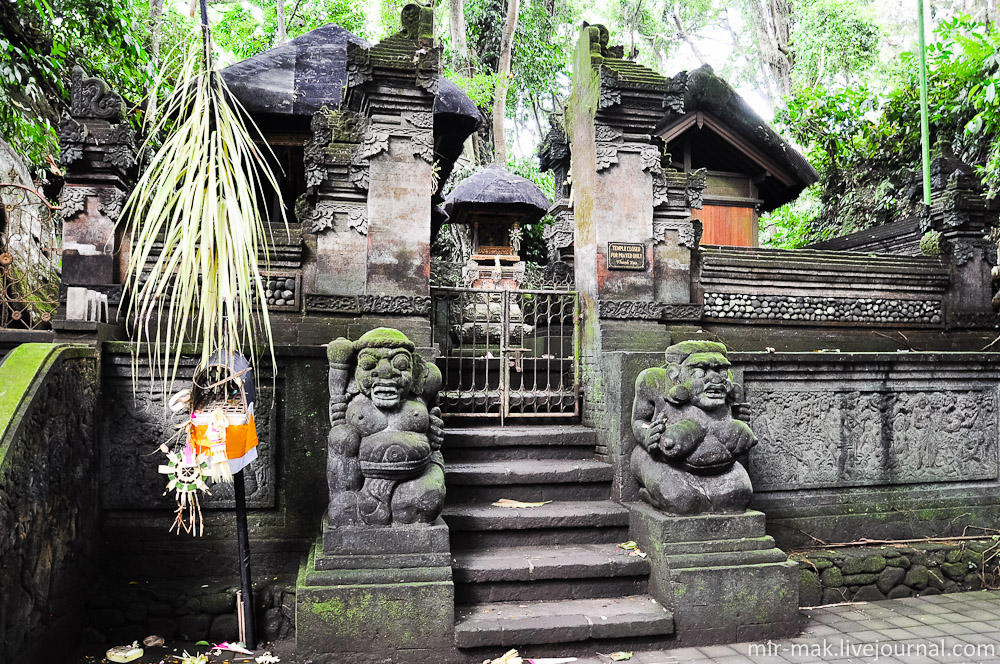 Кроме обезьян, на территории парка расположены три индуистских храма. Их постройку датируют четырнадцатым веком. Убуд, Индонезия
