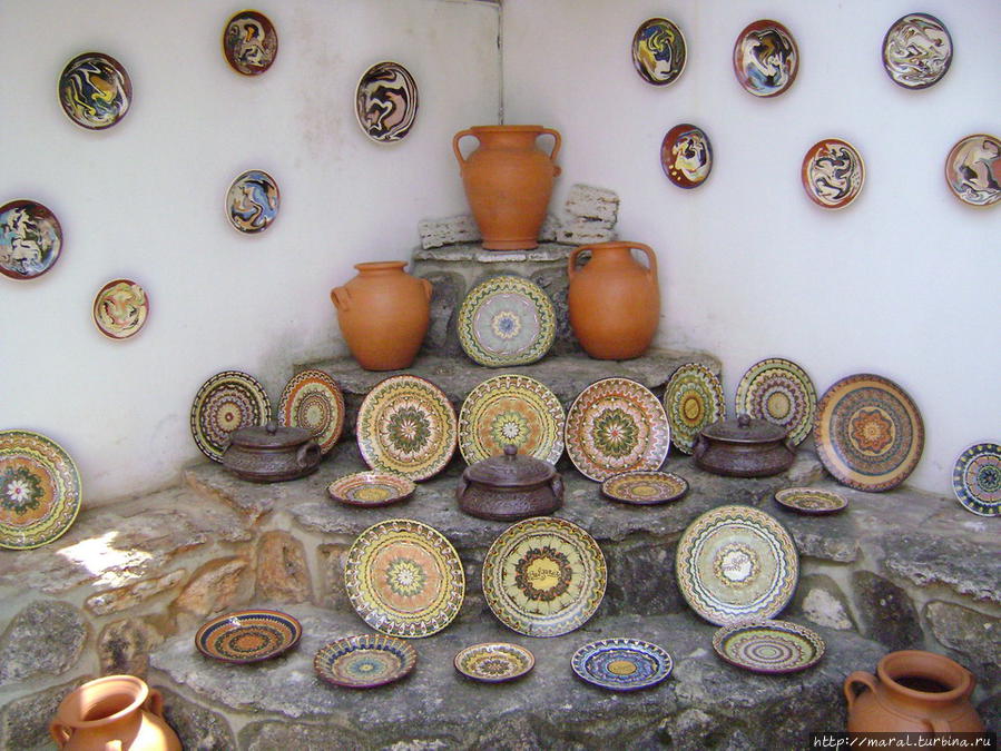 Богатый выбор посуды с национальным орнаментом предлагают туристам умельцы-гончары Кранево, Болгария