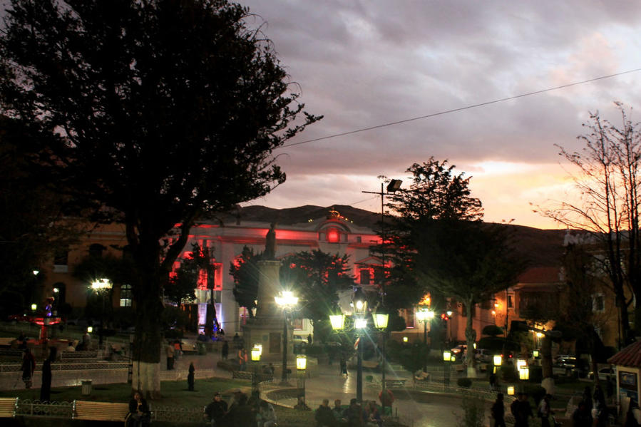 Plaza 10 de Noviembre вечером Потоси, Боливия