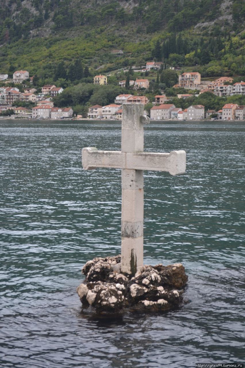 Крест в память о погибших моряках Доброта, Черногория