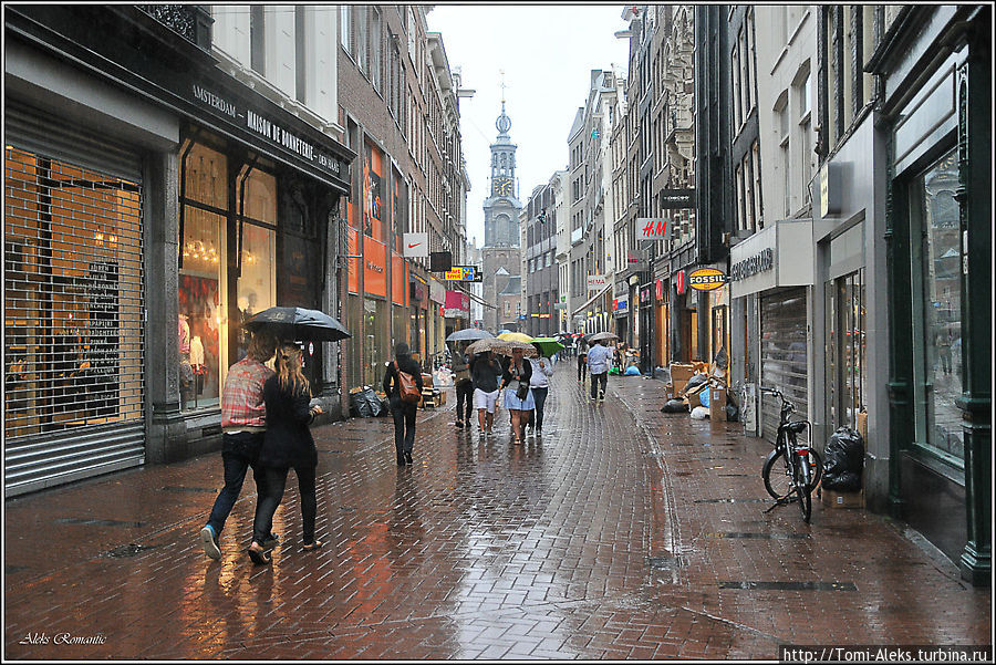 Дождь придает Амстердаму особое очарование, расцвечивая мостовые разноцветными бликами, особенно ближе к вечеру. Мы ходили по городу уже почти мокрые, и не спасал даже зонтик... 
* Амстердам, Нидерланды