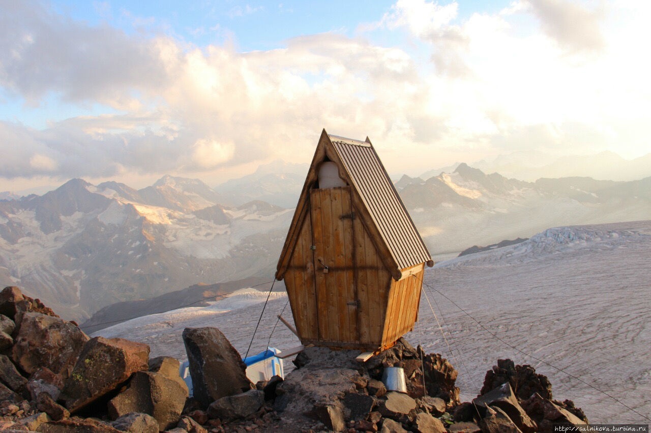 Такая у нас была уборная в приюте Бочки. На краю обрыва! Высота 3800 м. Эльбрус (гора 5642м), Россия