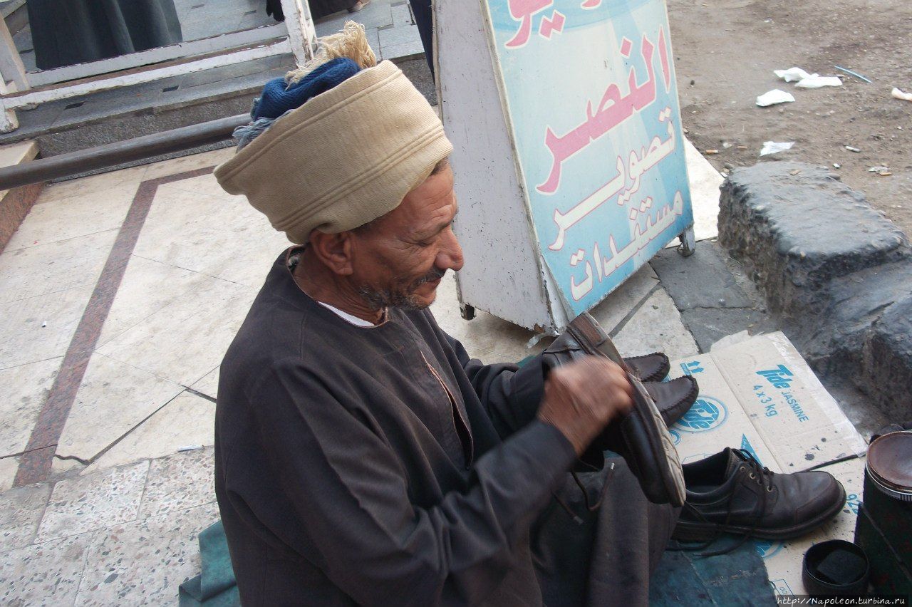 чувак чистит мои ботинки за 1 фунтик — цена для местных Асуан, Египет