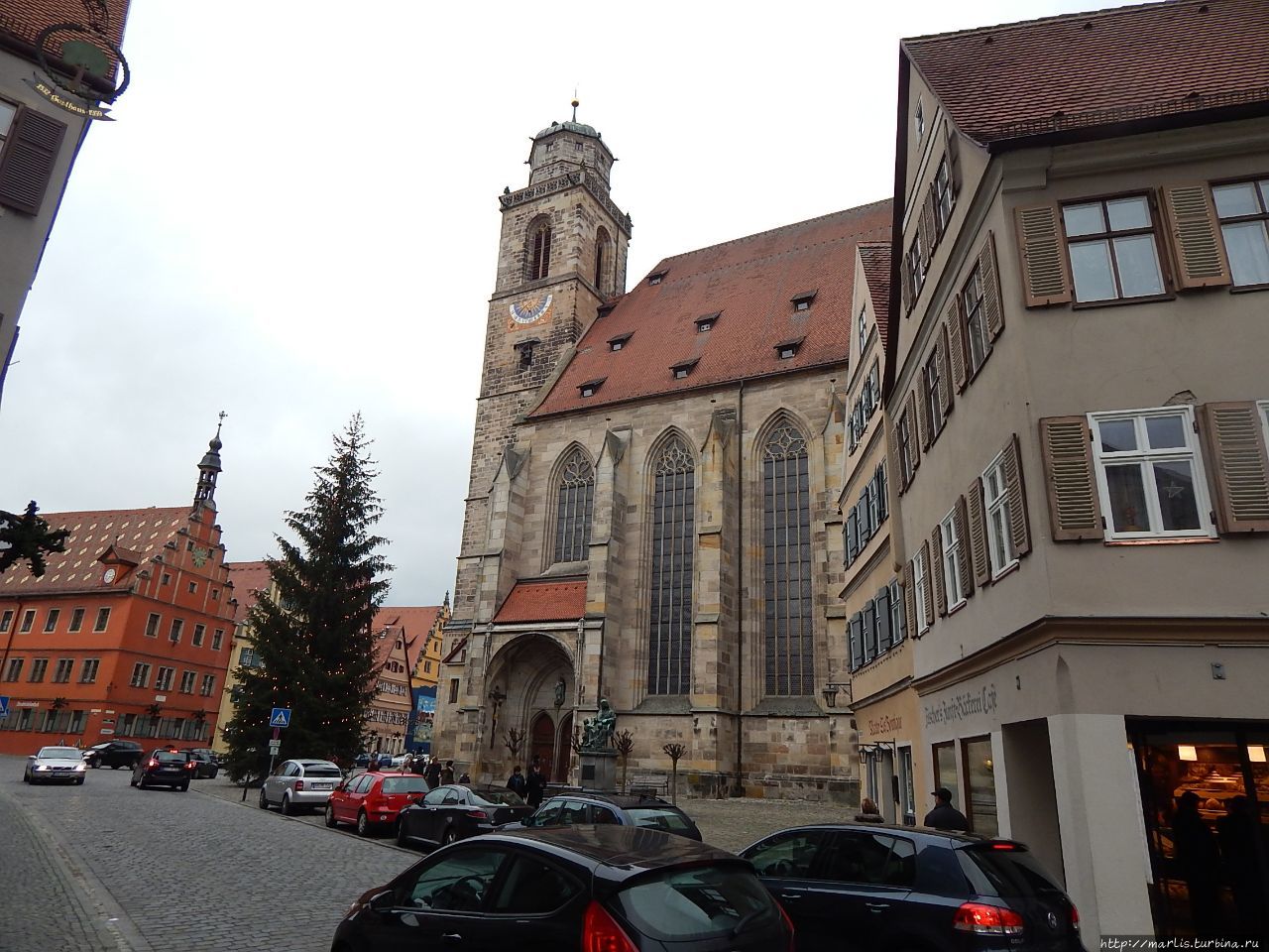 Позднеготическое здание Мюнстера Св.Георга строилось 1448-1499 по проекту Николауса Еселерса на месте старого романского собора. От романского предшественника осталась колокольня (1220 год). Динкельсбюль, Германия