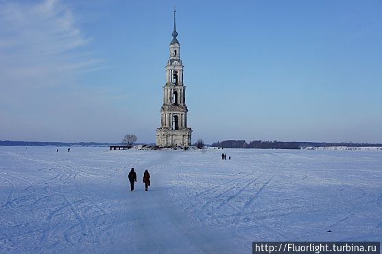 затопленная колокольня посреди Волги Калязин, Россия