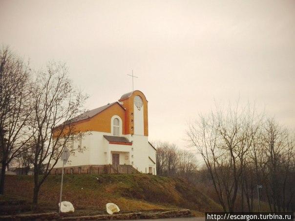 Впрочем, все это события давно ушедших дней, а пока городок потихоньку живет своей собственной жизнью и даже похоже немного растет — вот, например, еще одну достопримечательность Копыля — уже совсем новый костел можно увидеть на выезде из города.. Копыль, Беларусь