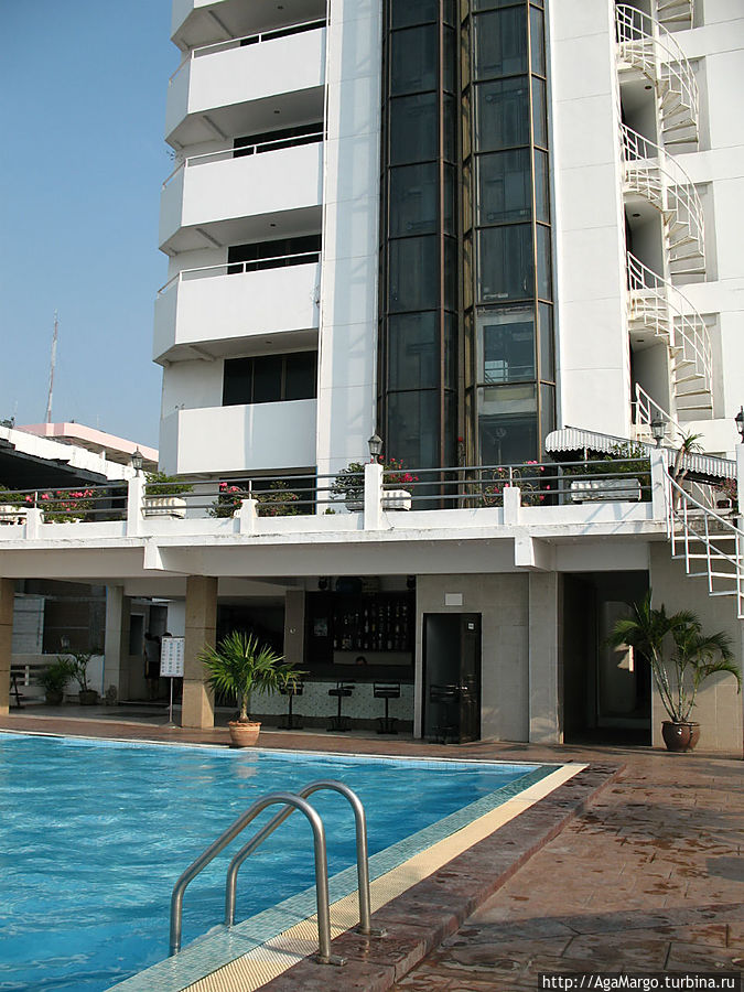 Бассейн в отеле на 6 этаже. Таиланд