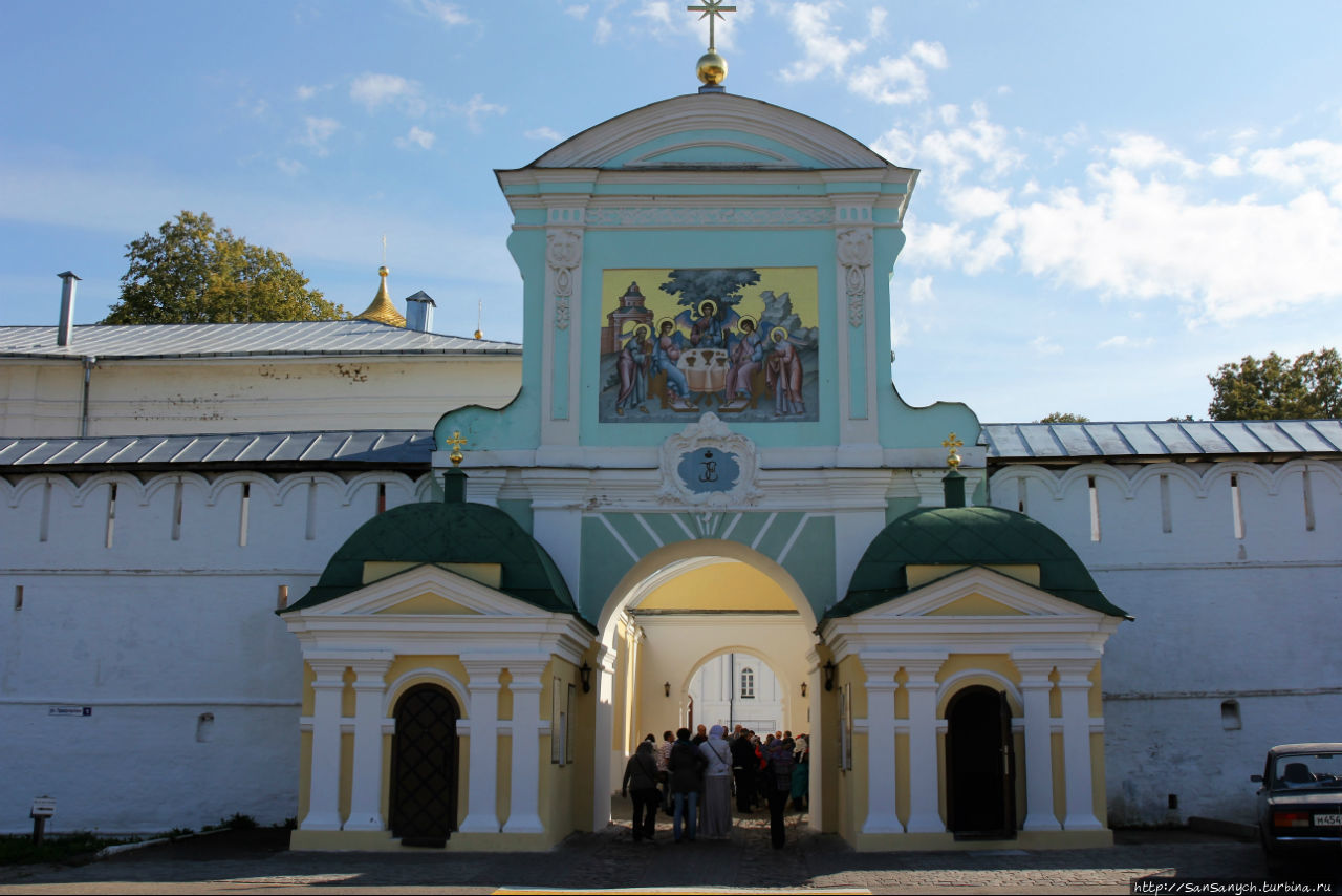 Вход в монастырь. Кострома, Россия
