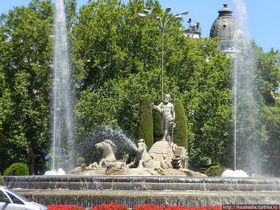 На площади Кановас-дель-Кастельяна расположен фонтан Нептуна с колесницей, влекомой дельфинами и конями (1780) Мадрид, Испания