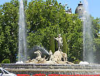 На площади Кановас-дель-Кастельяна расположен фонтан Нептуна с колесницей, влекомой дельфинами и конями (1780)