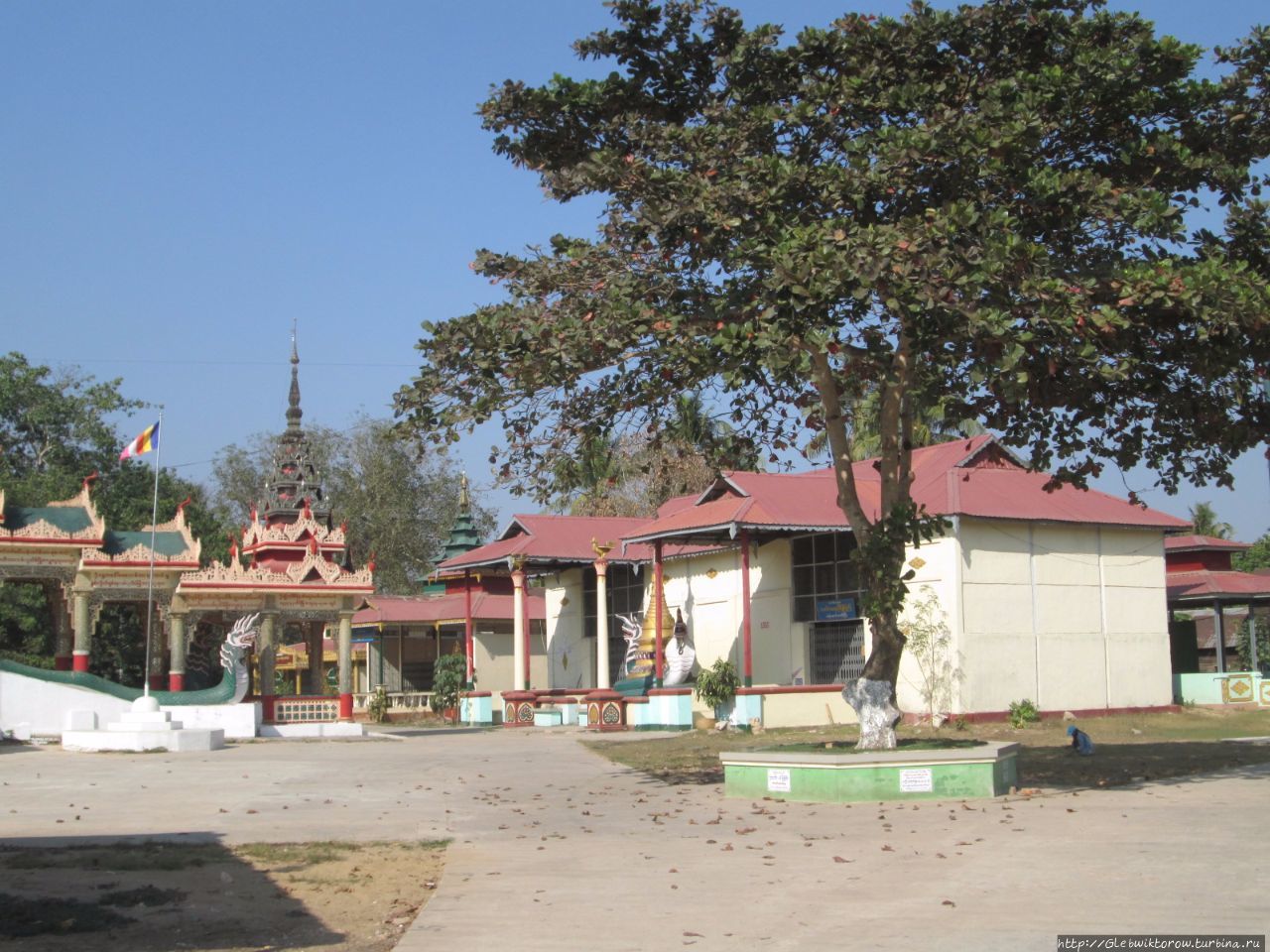 Монастыри по пути в городской парк Патейн, Мьянма