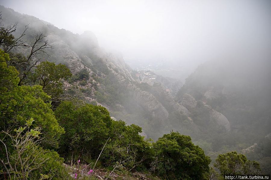 Поднявшись наверх, и выйдя из здания станции, мы как ежик в тумане, двинулись по еле различимой тропе.