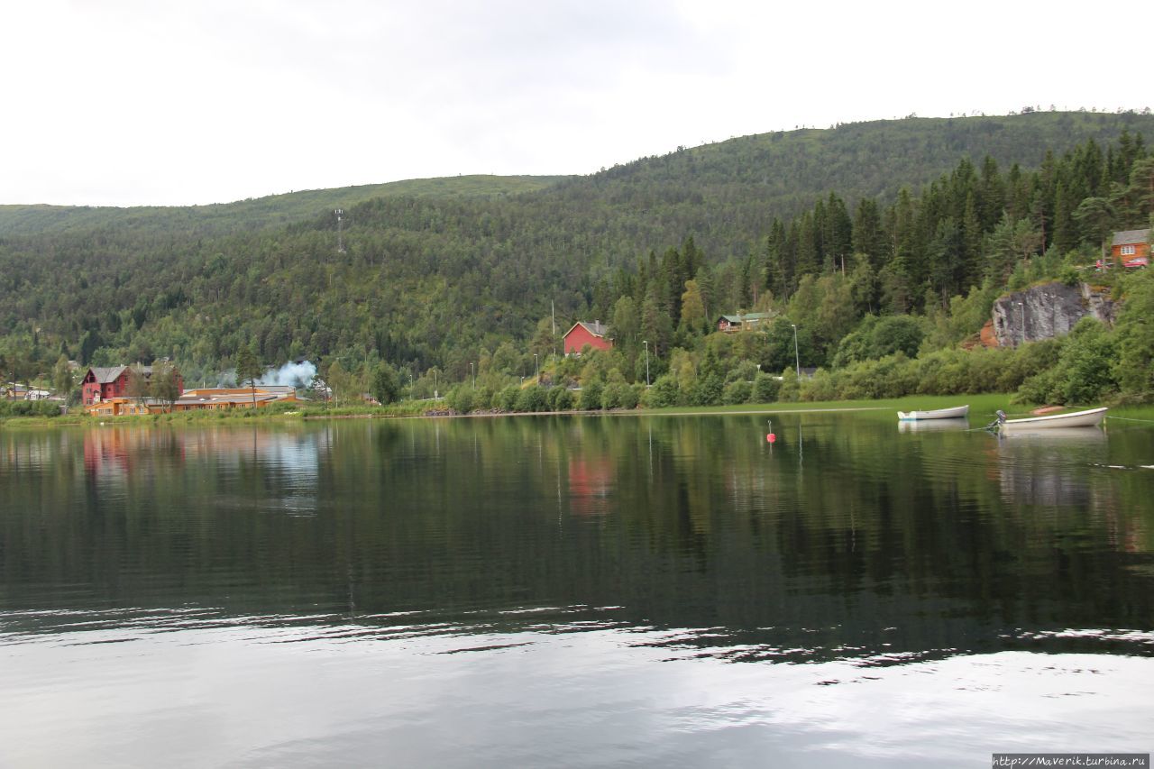 Прогулка у живописного озера Оппхейм Оппхейм, Норвегия