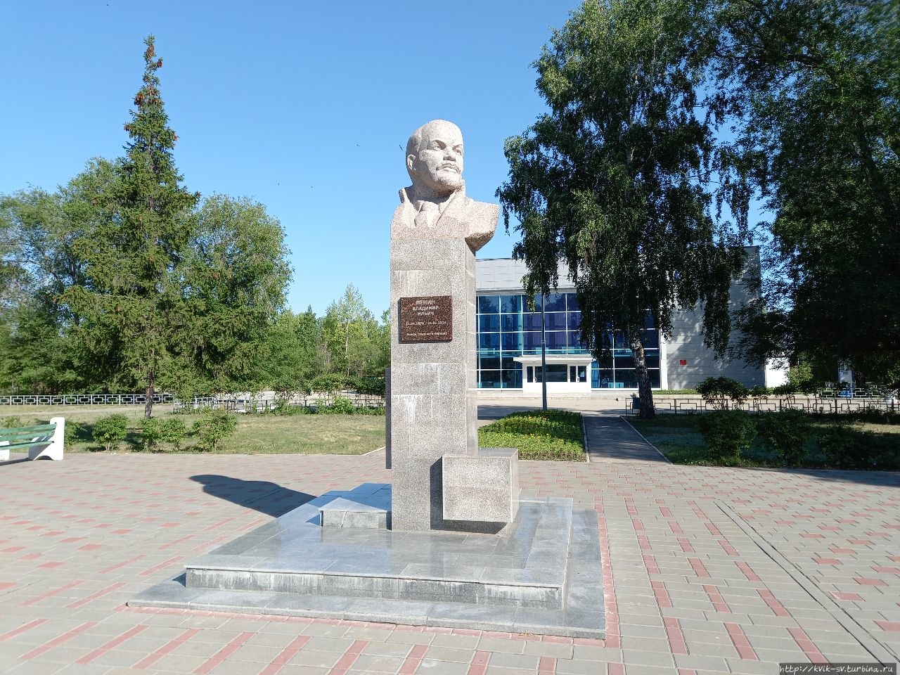 Очень все ухожено и чисто во дворе ДК и памятник В.И.Ленину в хорошем состоянии Самара, Россия