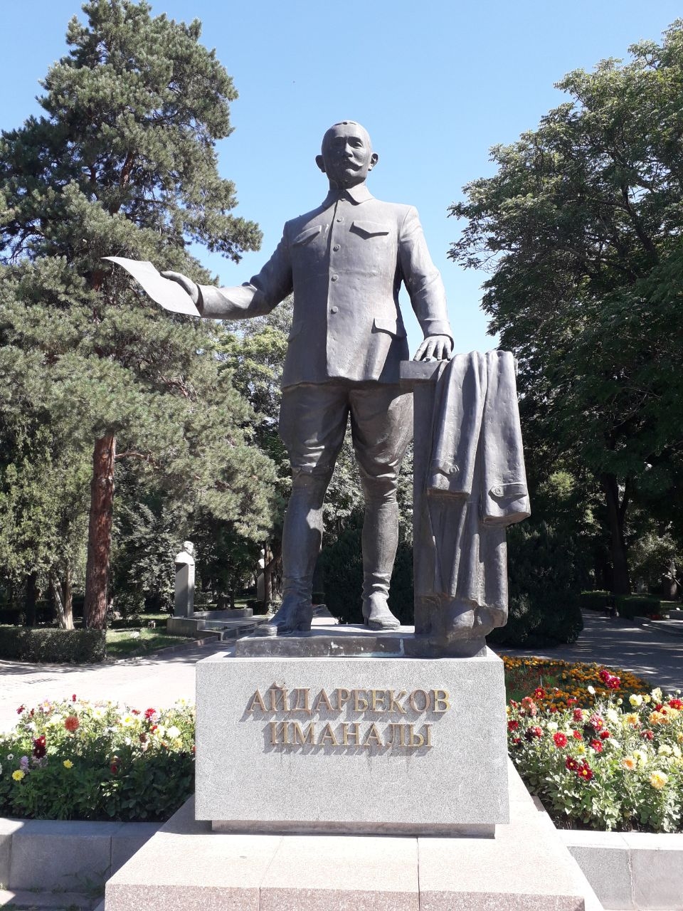 Дубовый Парк,Аллея Государственных деятелей КР ХХв Бишкек, Киргизия