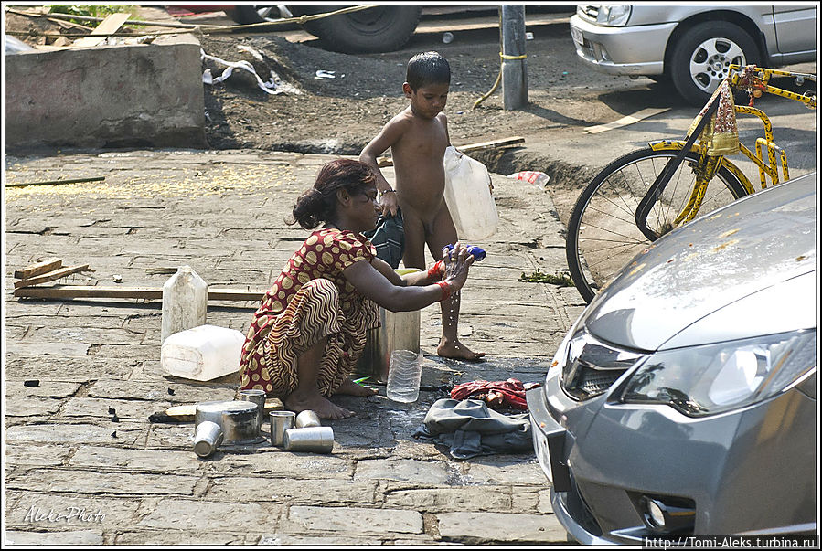 А это — на набережной — в двух шагах от самого богатого отеля Тадж-Махал — мама моет малыша...
*